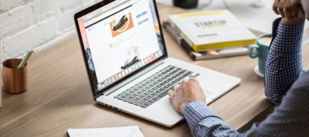 connectivité haut-débit voyageur d'affaire travaillant dans une location saisonnière